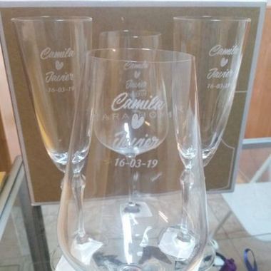 Grabado sobre vasos y copas tuyos, grabado por Grabados Franco
