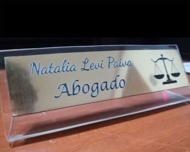 Porta nombre de escritorio, grabado por Grabados Franco