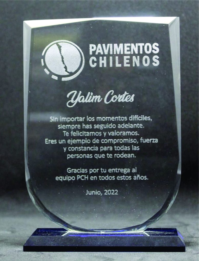 Galvano de cristal grabado con logo y texto de reconocimiento